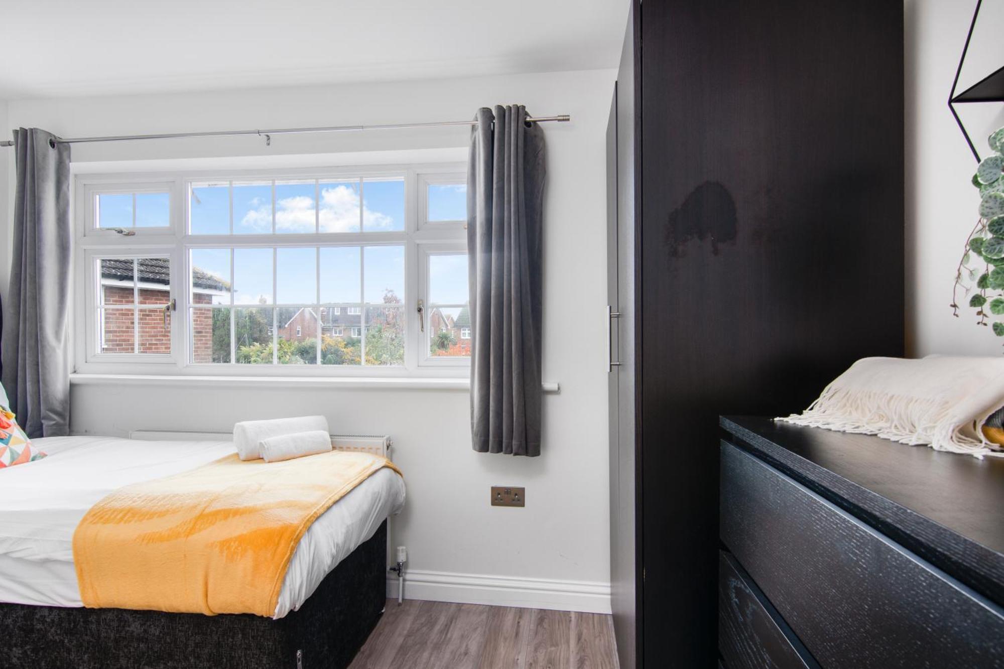 Onsitestays - Spacious 3 Bed House With Garden, Wifi & 4 Plus Parking Грейвсенд Экстерьер фото