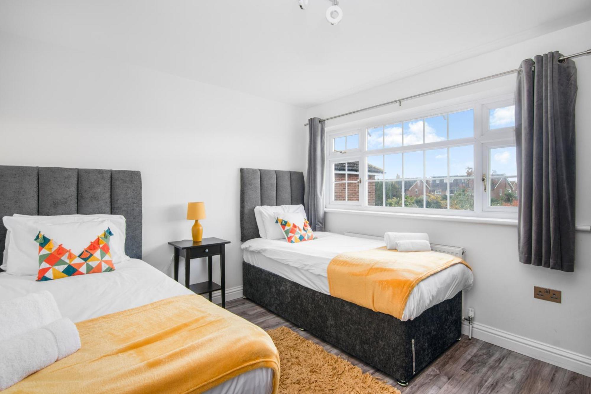 Onsitestays - Spacious 3 Bed House With Garden, Wifi & 4 Plus Parking Грейвсенд Экстерьер фото
