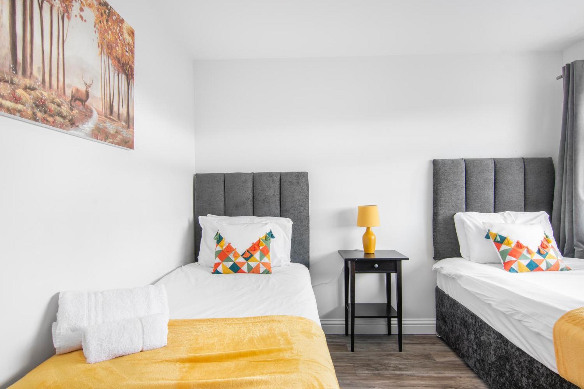 Onsitestays - Spacious 3 Bed House With Garden, Wifi & 4 Plus Parking Грейвсенд Экстерьер фото
