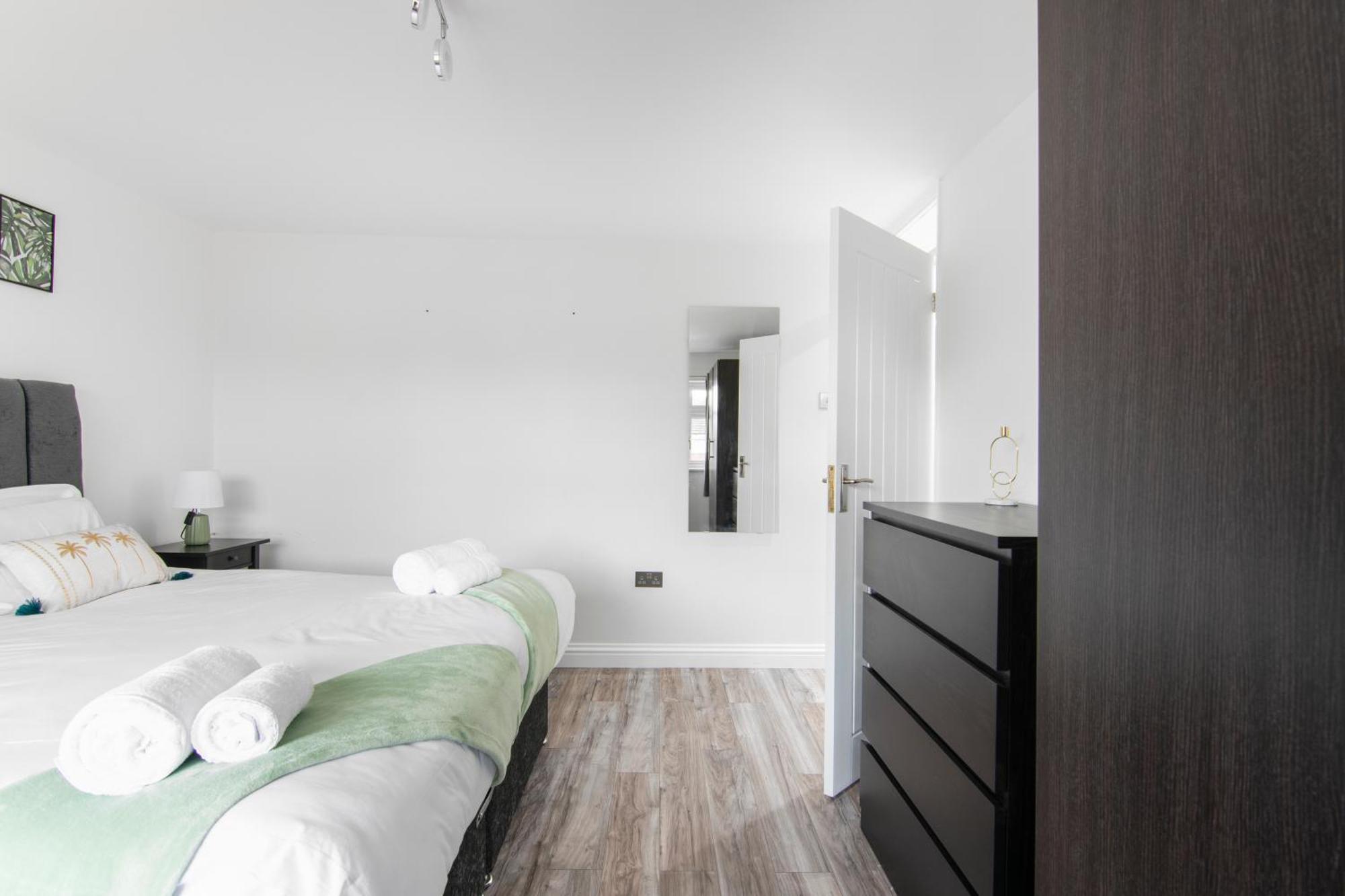 Onsitestays - Spacious 3 Bed House With Garden, Wifi & 4 Plus Parking Грейвсенд Экстерьер фото